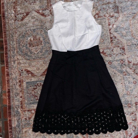 White and black dress with bow in front - Picture 1 of 6
